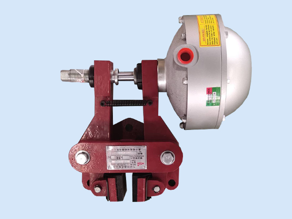 2、圖二為QDE常閉式鉗盤式制動器，比較常用在較大扭矩的剎車，如鋼材加工設(shè)備等；